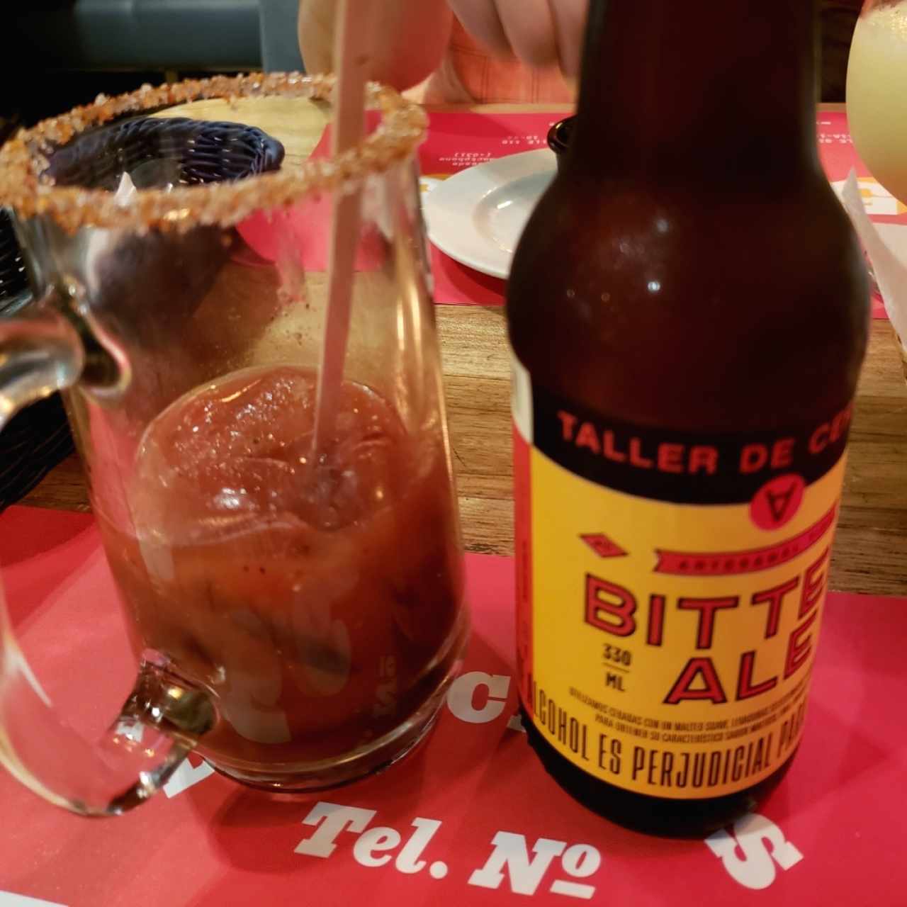Michelada ojo rojo con cerveza artesanal rubia