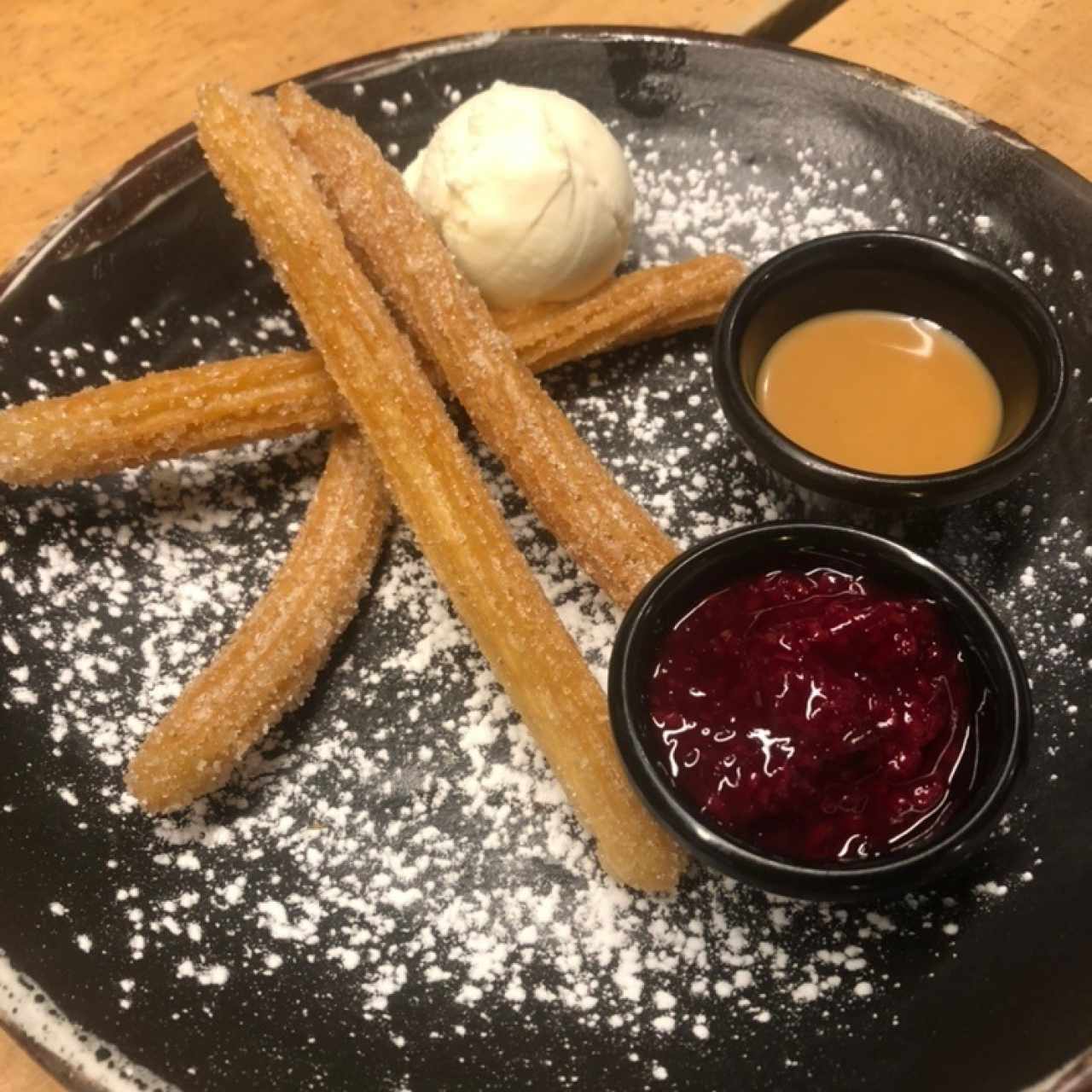 Postre churros, helado y salsas 