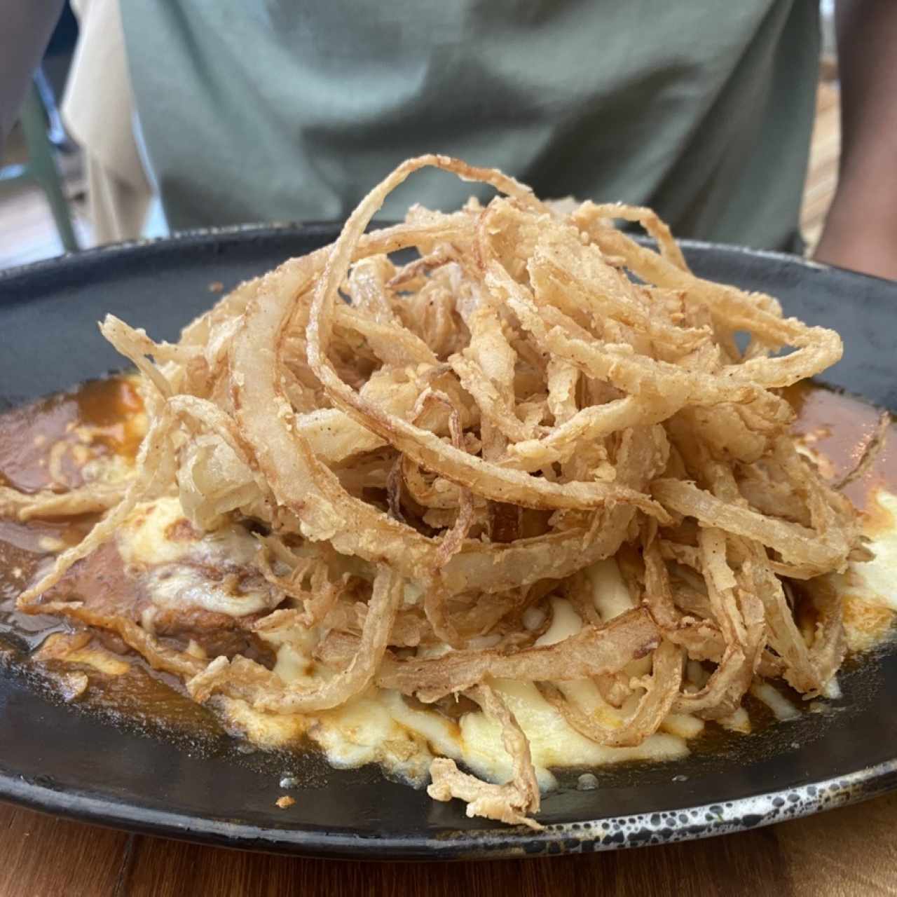 Carne con aros de cebolla