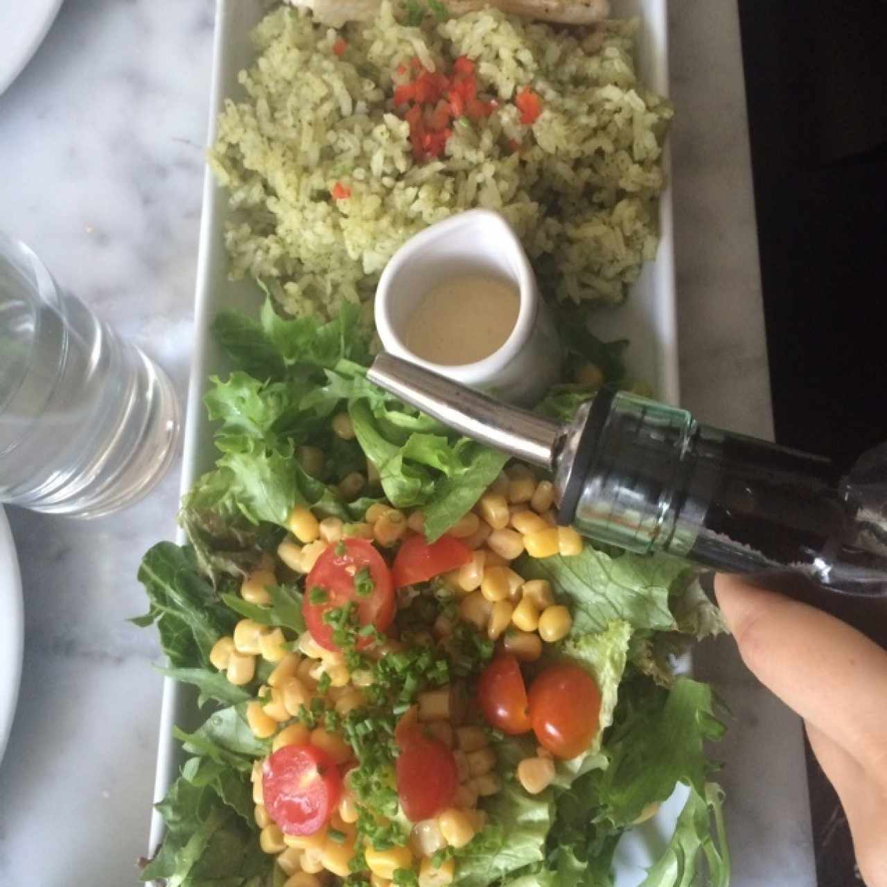 Plato de pescado arroz y ensalada tropical