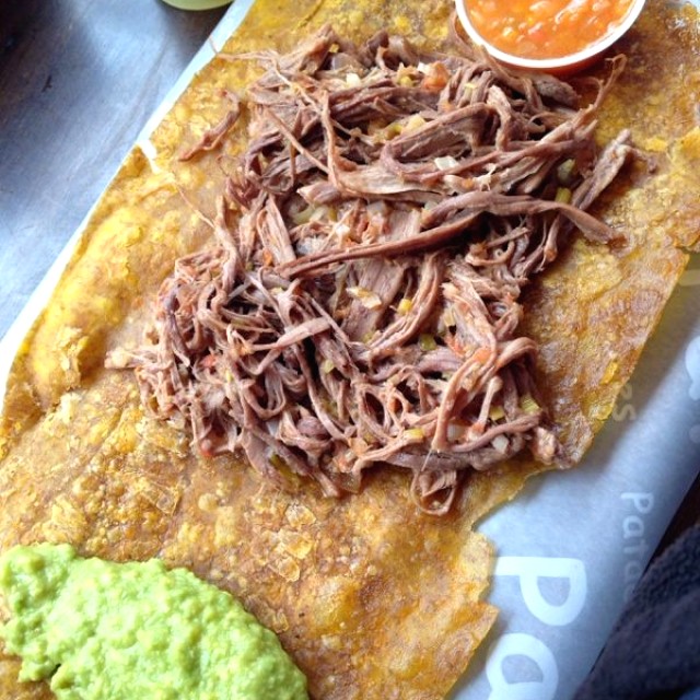 Patacón con carne desmechada