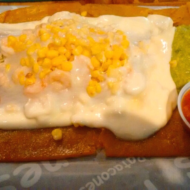 Patacón con camarones al ajillo y mazorcada