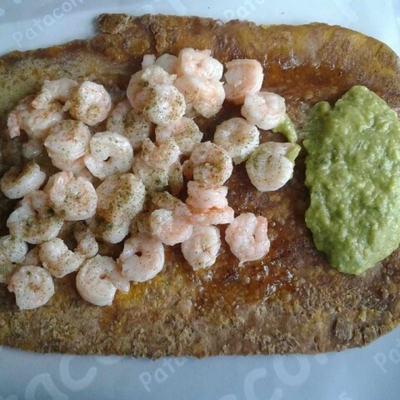 patacones con camarones al ajillo