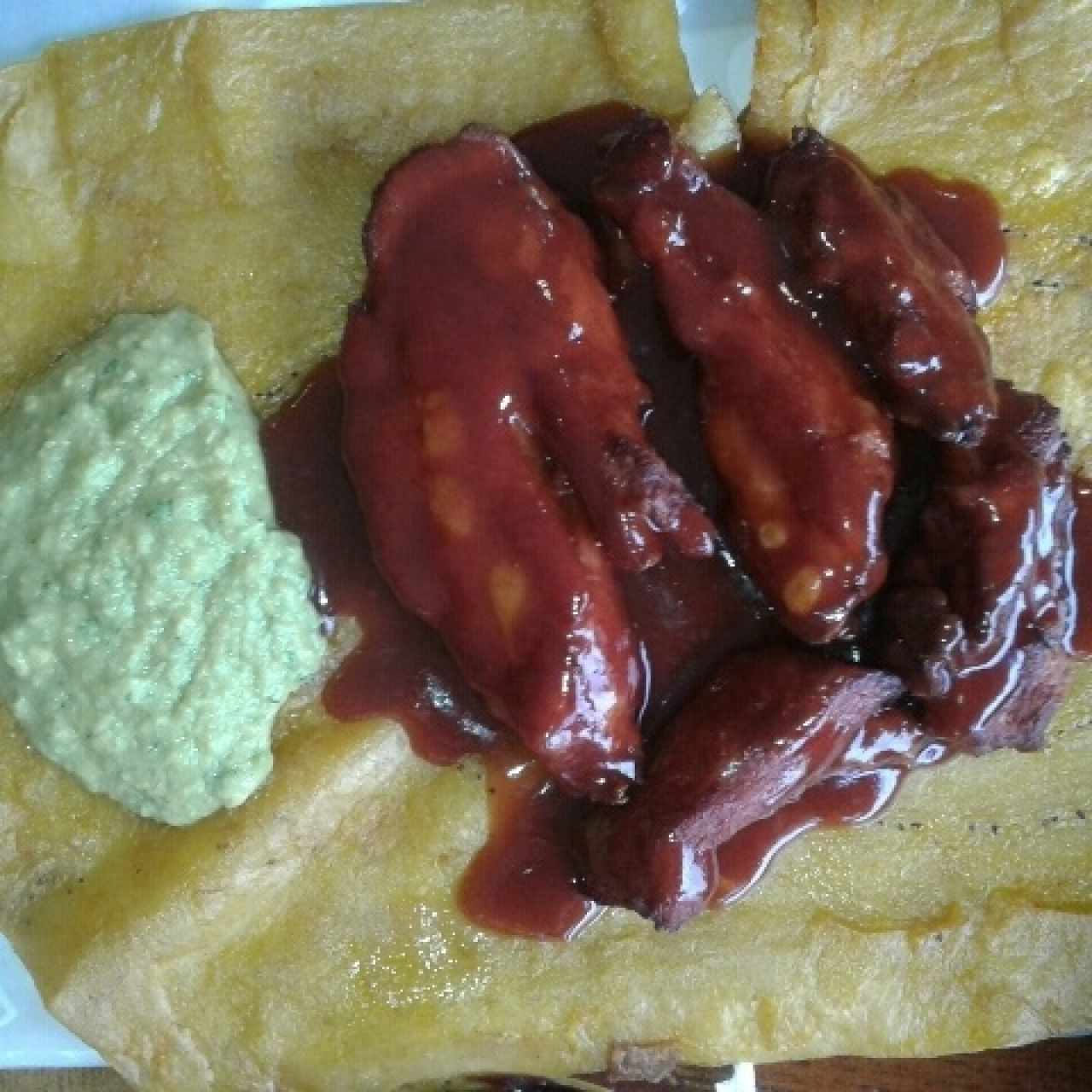 patacones de plátano maduro con costillas