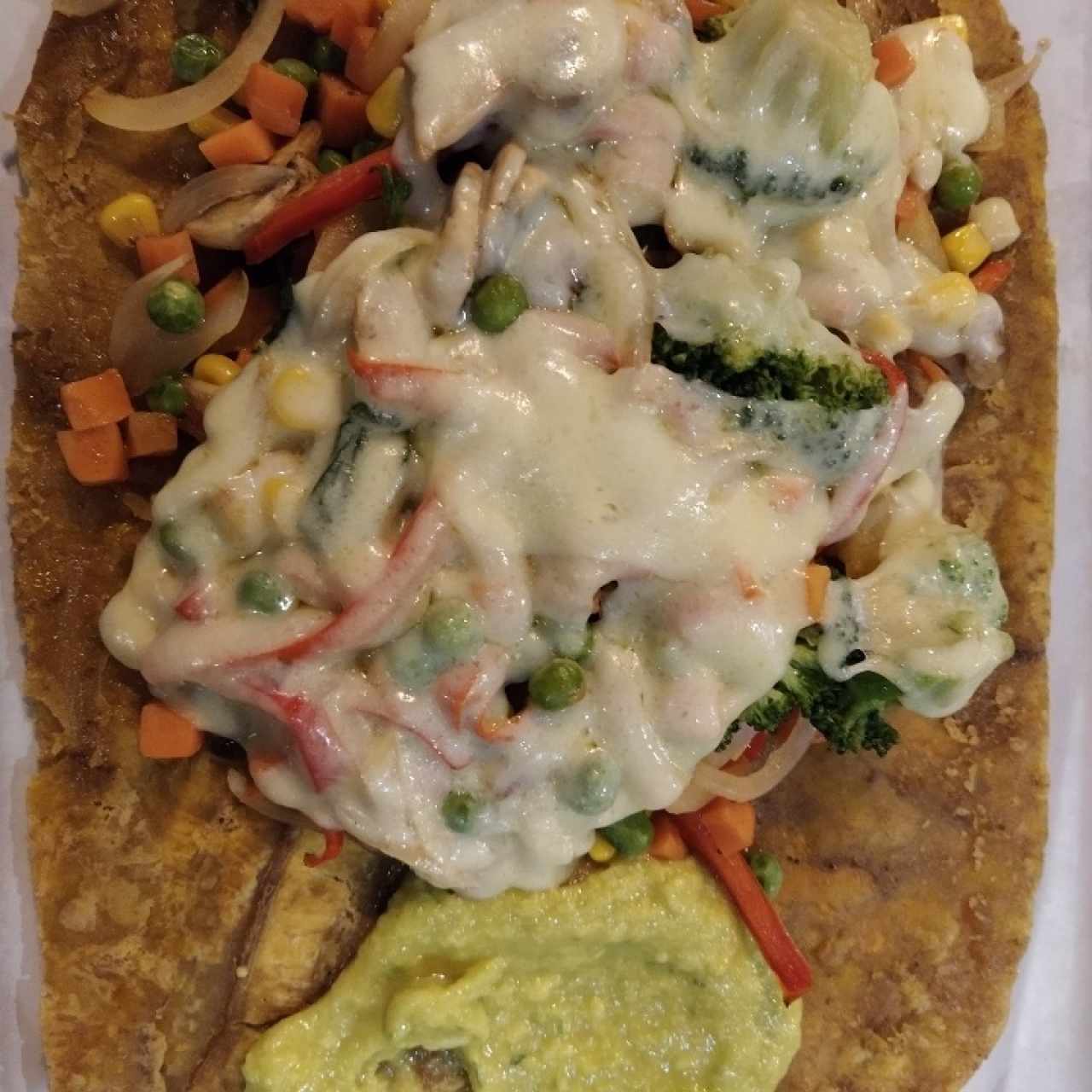 Patacón de vegetales con queso gratinado