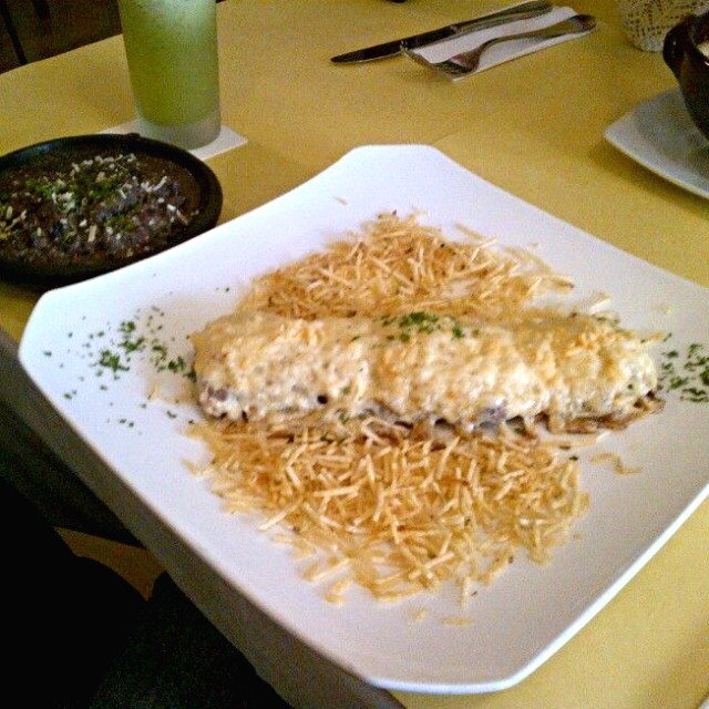Bife Copacabana acompañado de frijoles y jugo de piña con yerbabuena