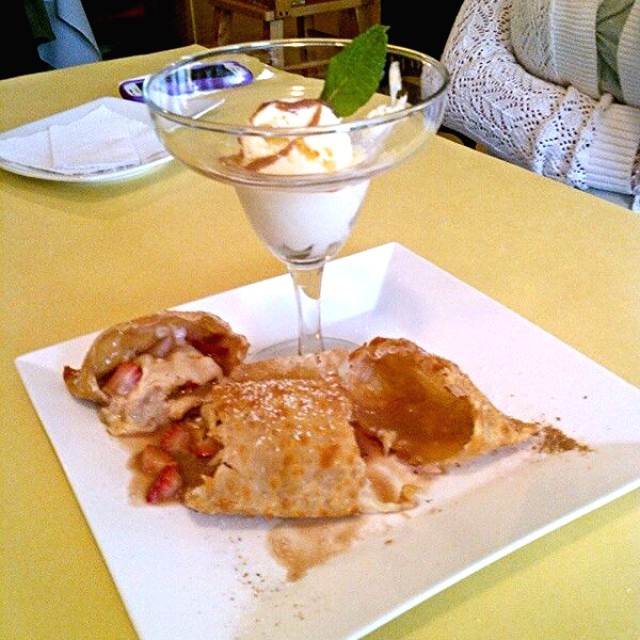 Postre de la casa (no recuerdo el nombre) - Masa de harina con mezcla de cachaça frita, rellena de chocolate, fresas y queso, acompañado de helado