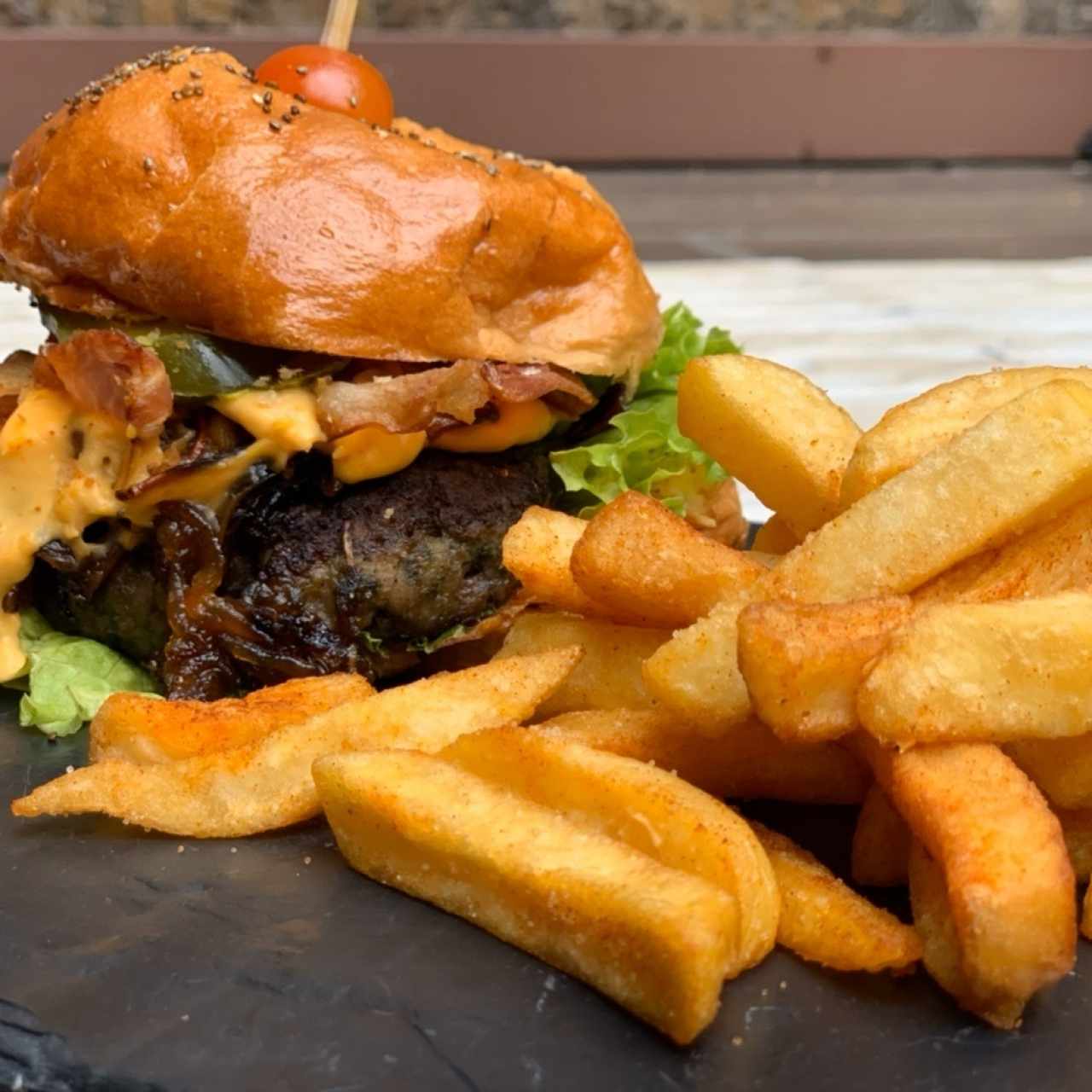 hamburguesa amerciana con papas a la francesa
