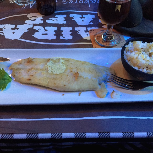 Robalo a la parrilla con matequilla de vegetales acompañado con arroz blanco 