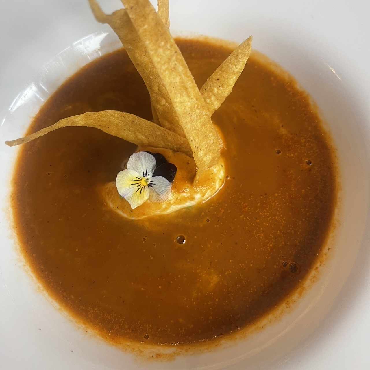 Crema de tomate asado con aguacate