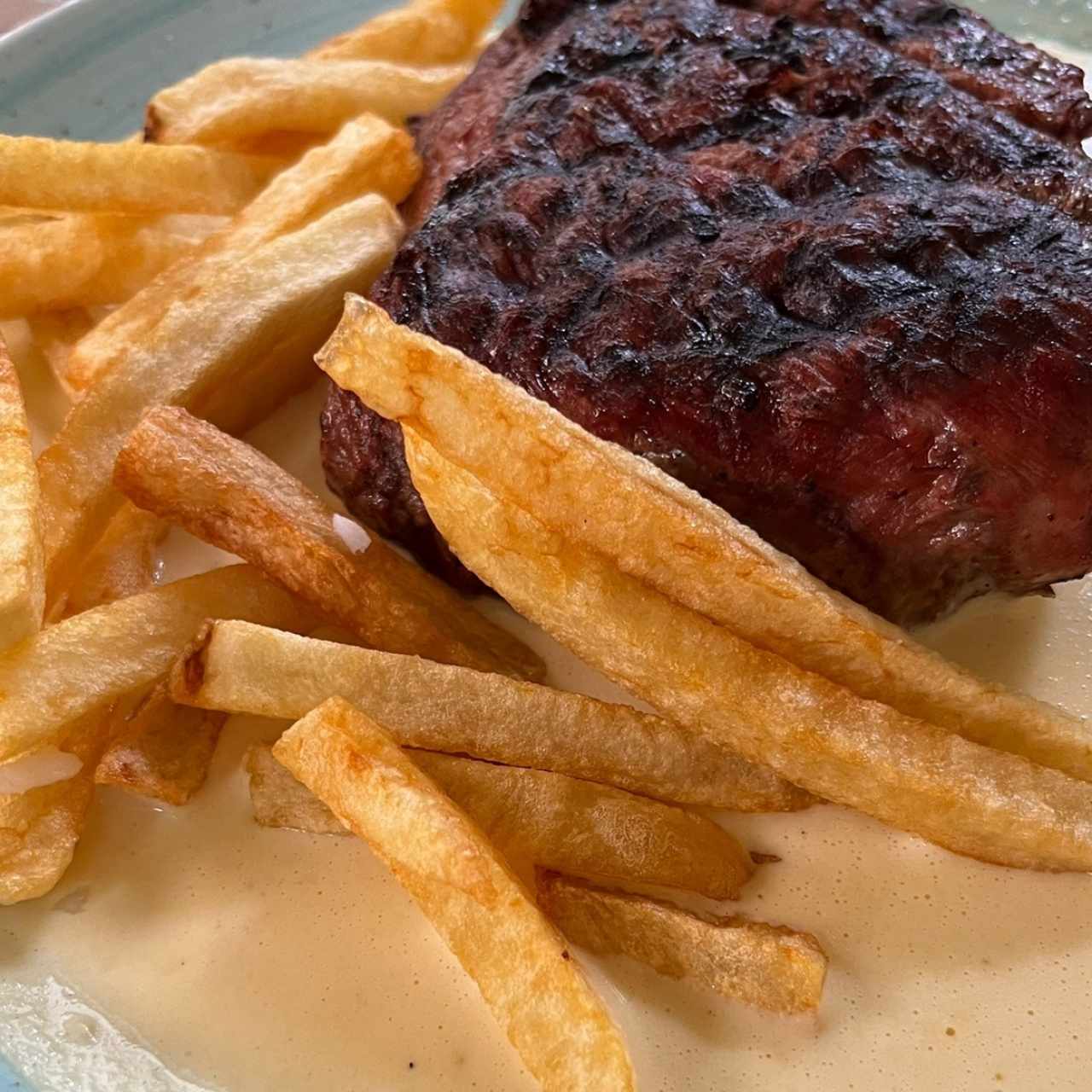 Lomo con mostaza, papas a la francesa y arroz