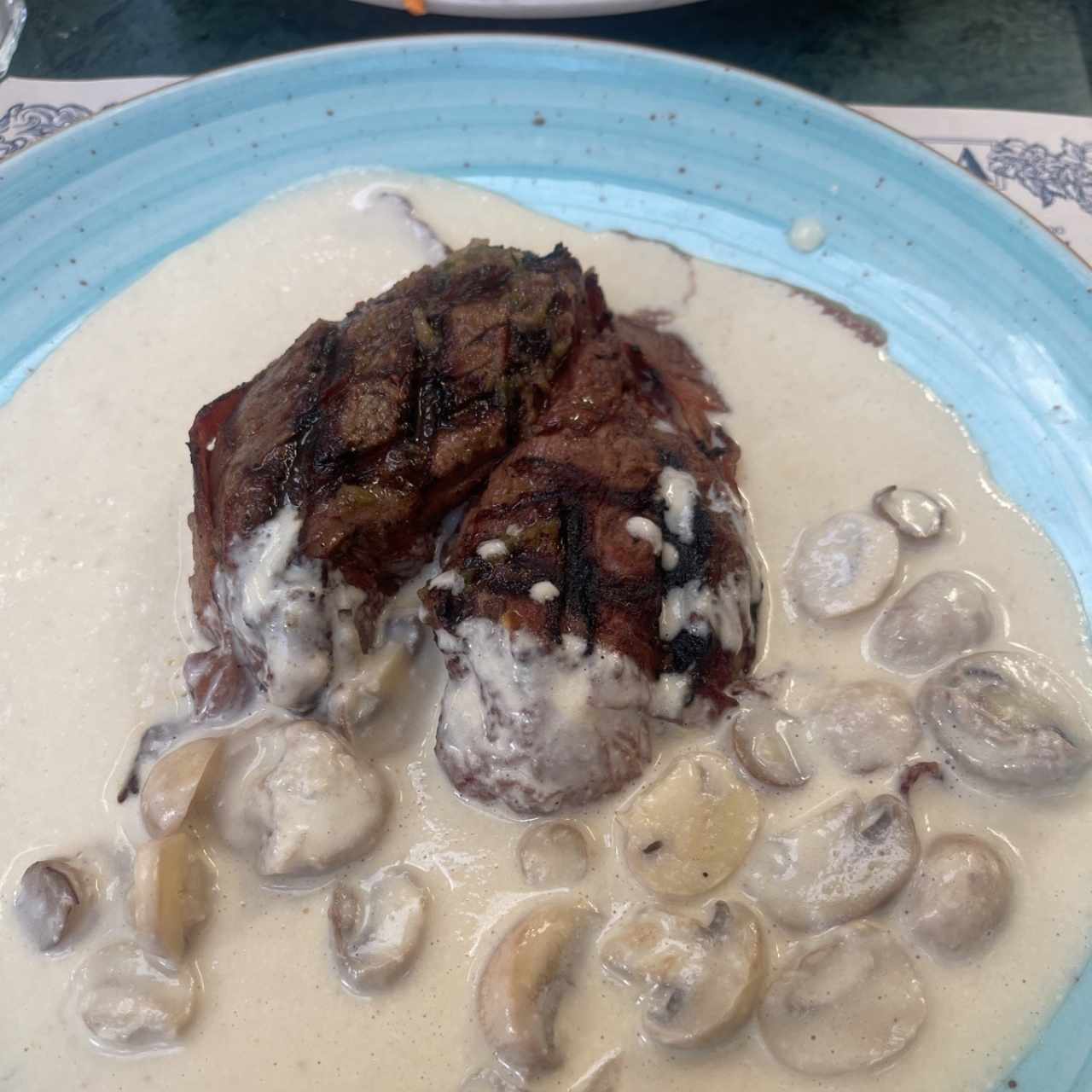Filete con champiñones 