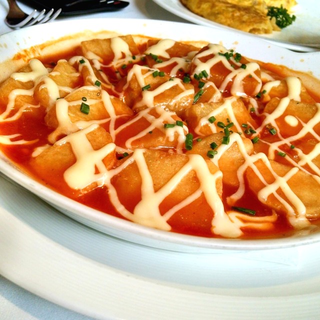 Patatas bravas y Tortilla española