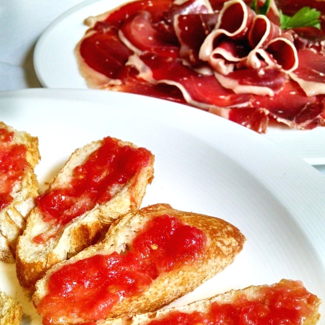 Pan Catalán (Pa amb tomàquet) y cortes de Jamón Ibérico de Bellota