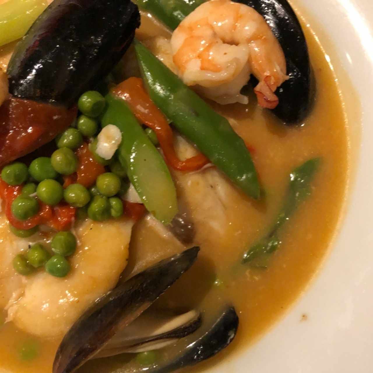 Mero con mejillones,langostinos y esparragos 