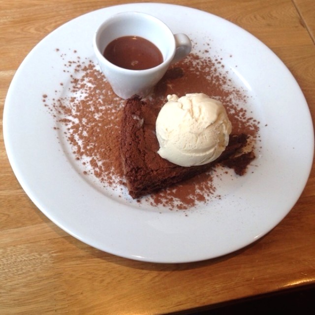 Torta de chocolate y helado de vainilla 
