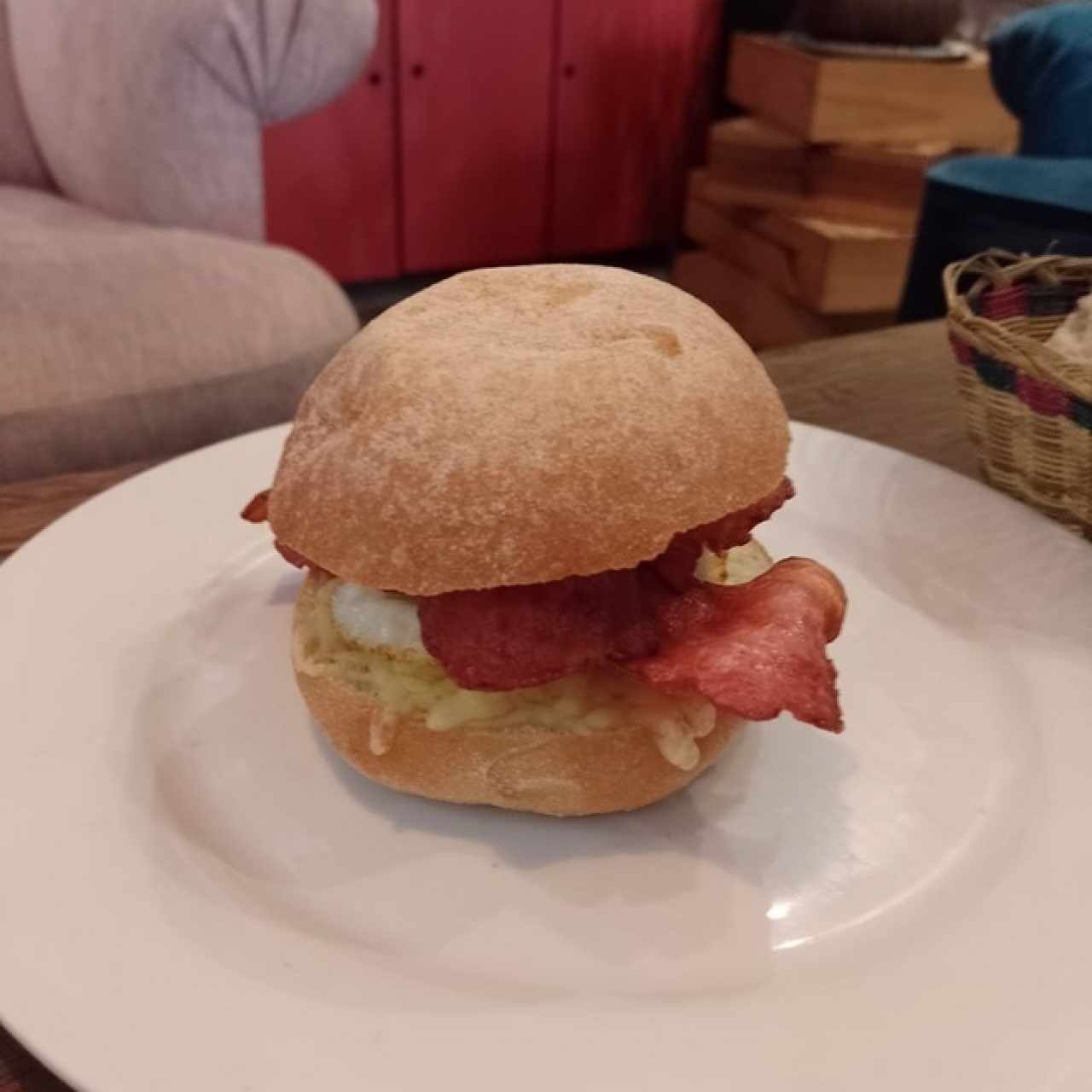 sanduche de huevo con tocineta