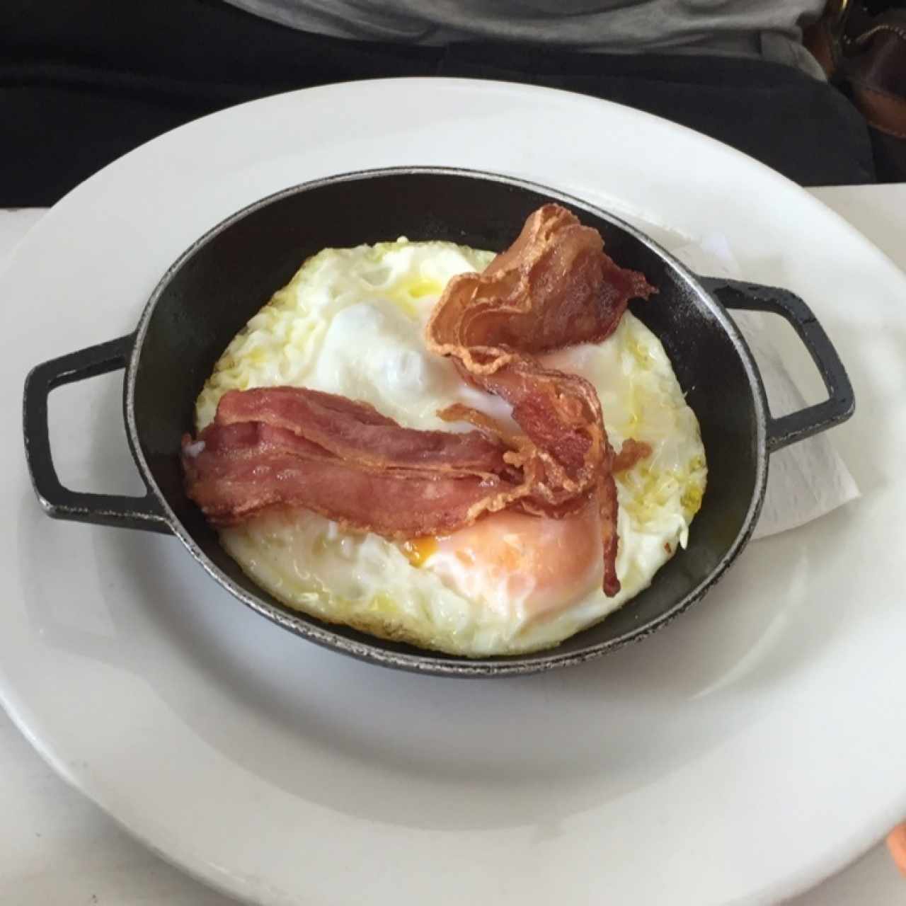 Huevos fritos con tocineta 