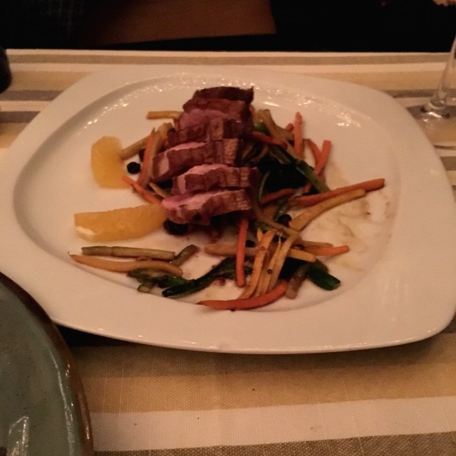 Pechuga de Pato al horno sobre mixto de vegetales 