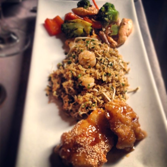 Combinación de Arroz, Chop Suey y Mero crujiente en salsa de naranja