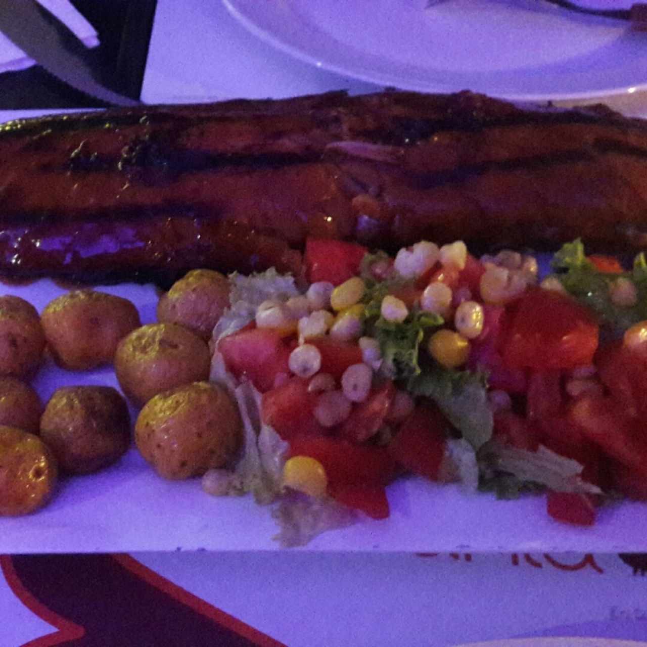 costillas,papa criolla y ensalada 
