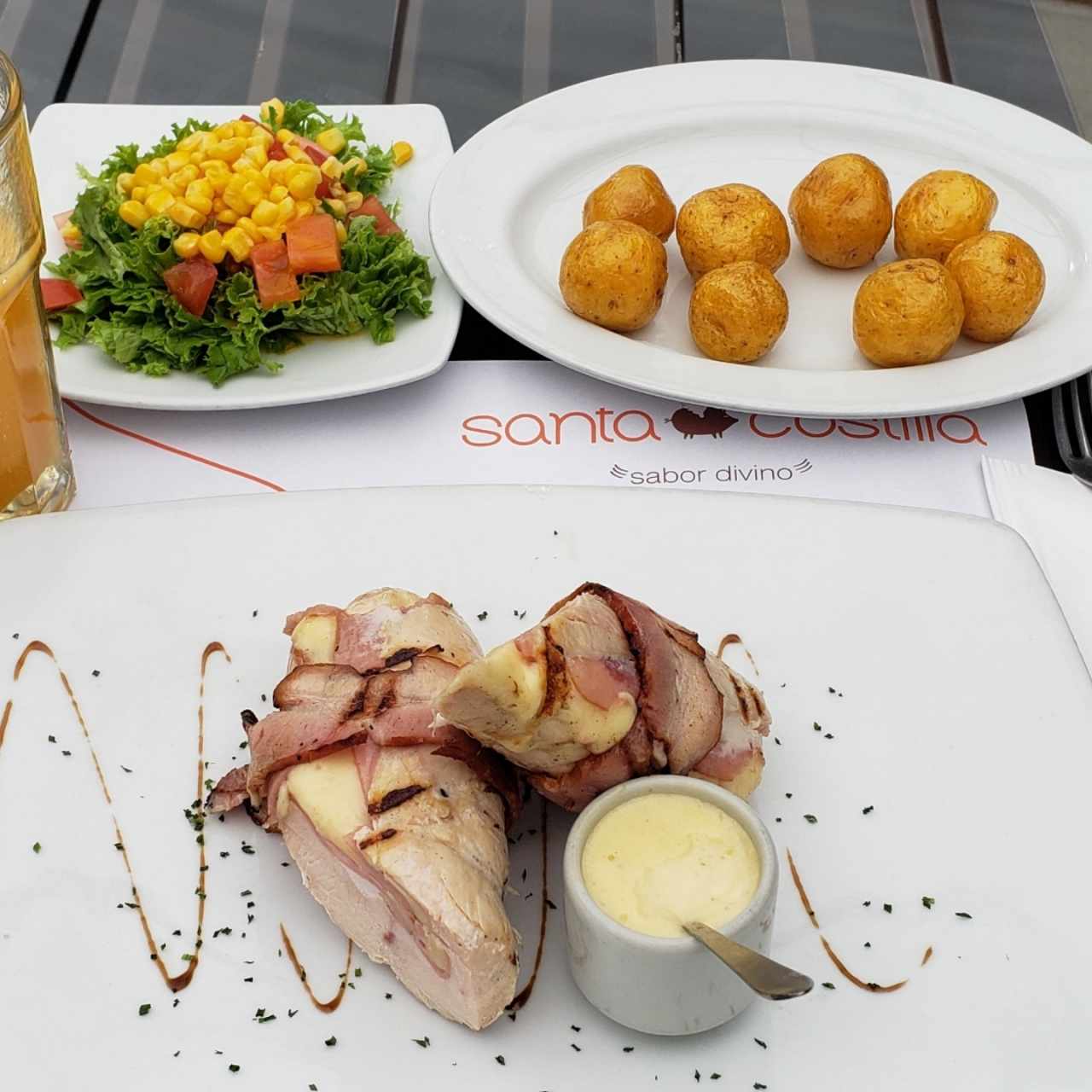 Pechuga Santa Costilla con ensalada de la casa y papá criolla