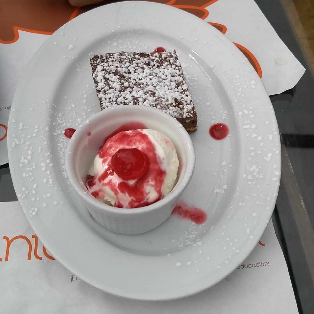 postre de brownie con helado
