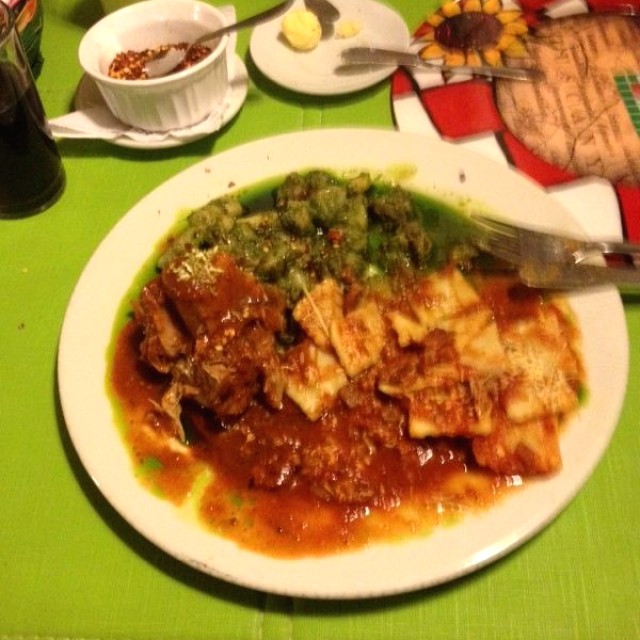 Ossobuco de ternera con gnocchis en salsa sergio y ravioles marinara