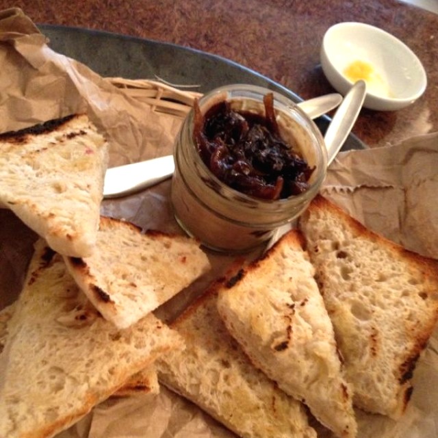 Paté con cebollas caramelizadas