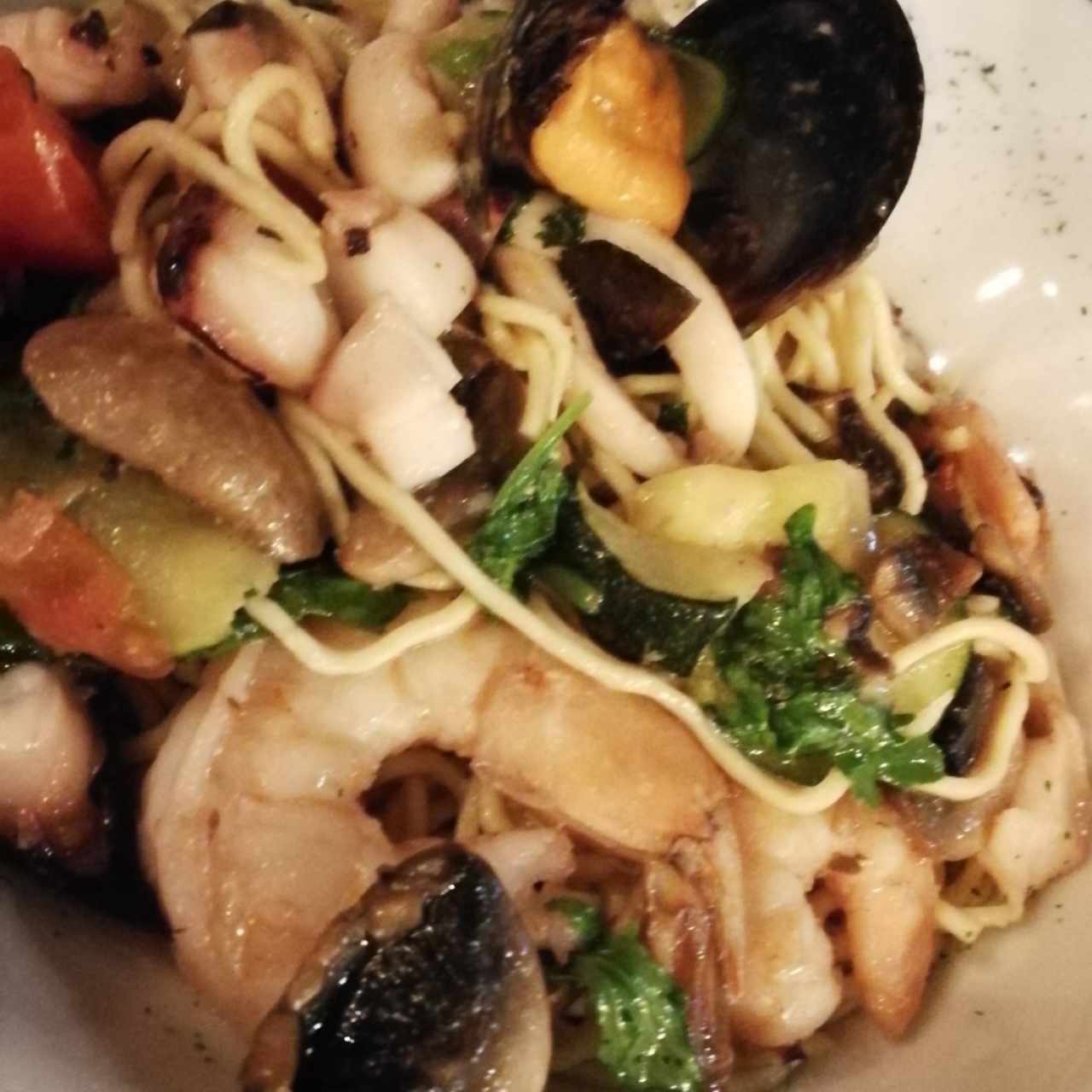 spaguetti al óleo con mariscos