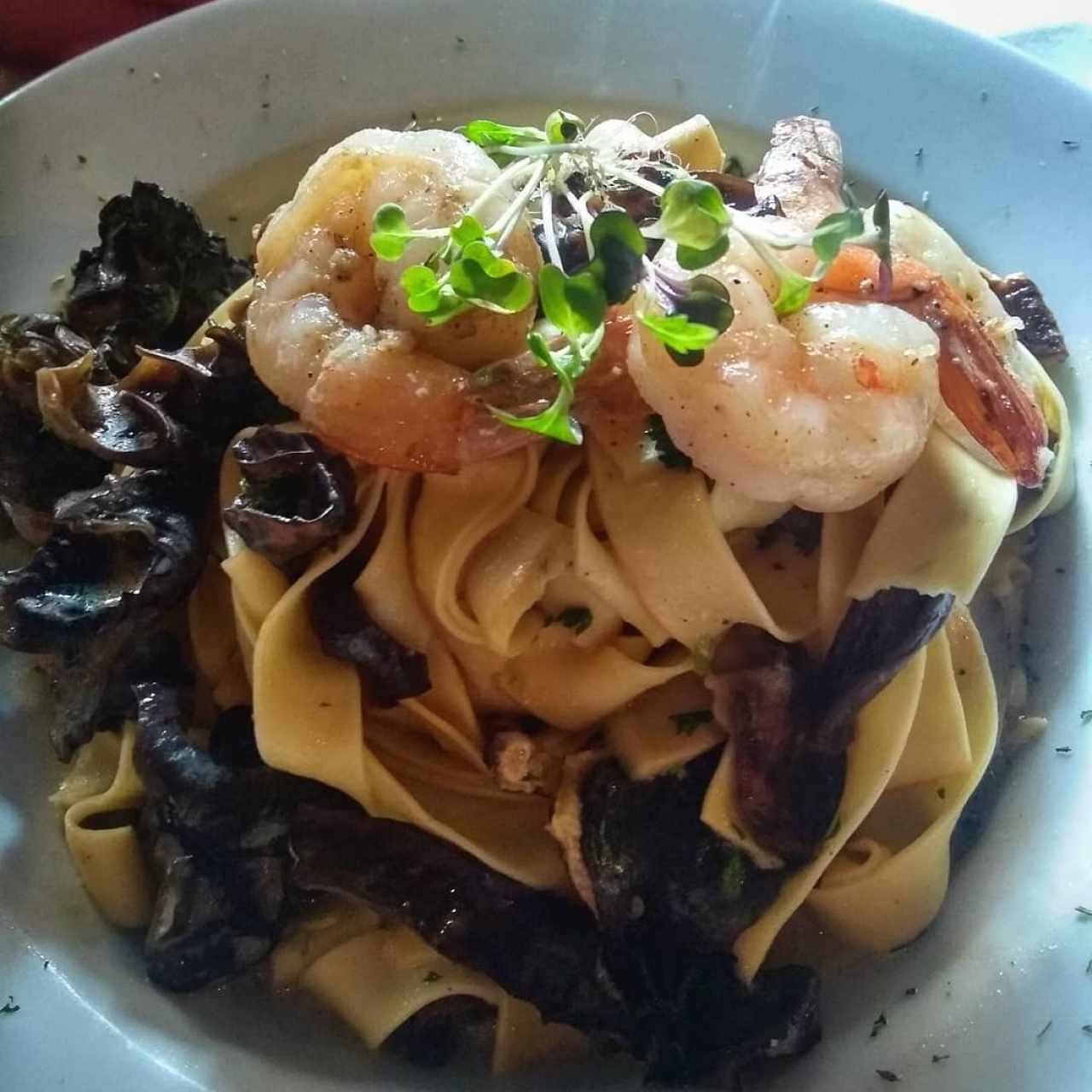 Parpadelle con langostinos y hongos porcini en aceite de trufas
