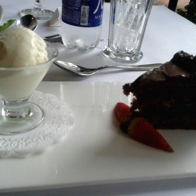 Torta de chocolate belga con helado de vainilla.