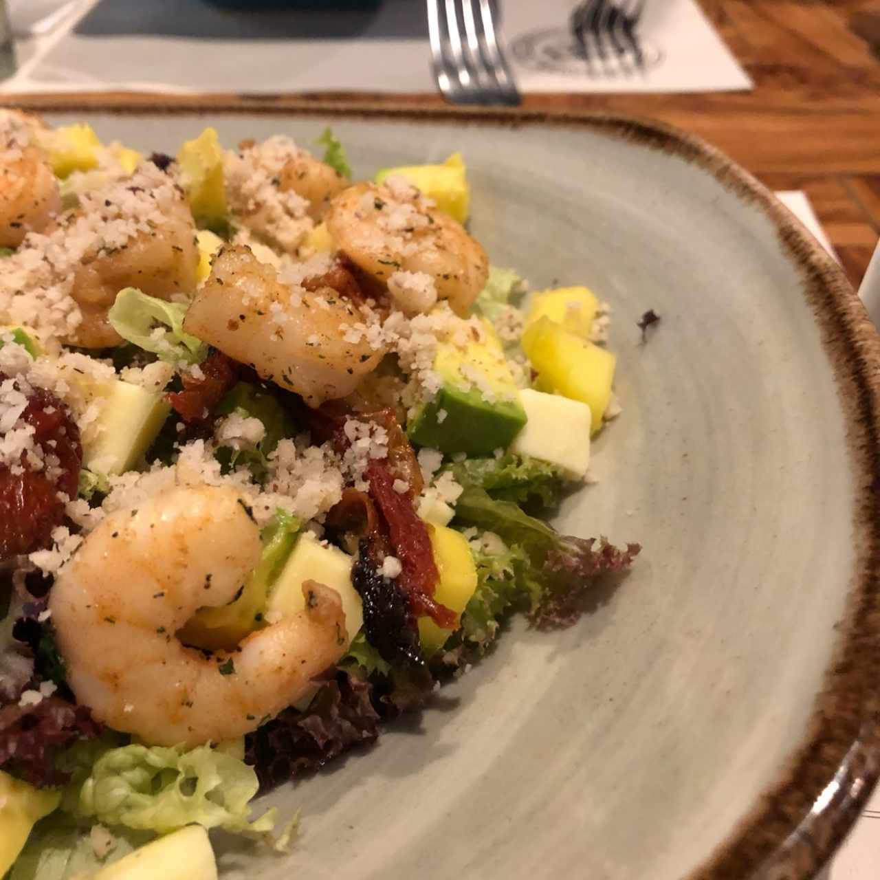 Ensalada de camarones com mango 