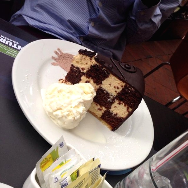 Mousse de Baileys con fudge cake