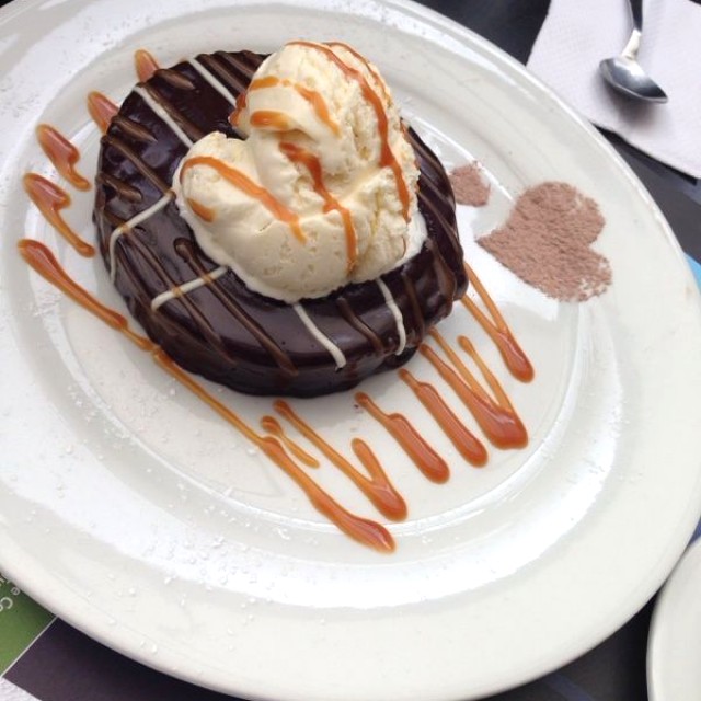 Torta de chocolate caliente con helado