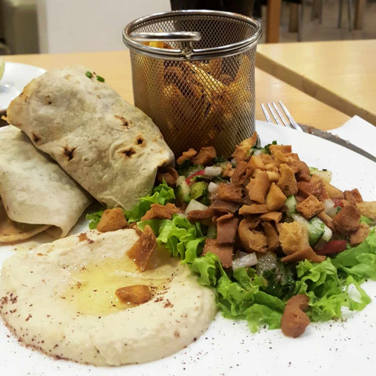 Shawarma mixta con ensalada y papas a la francesa 