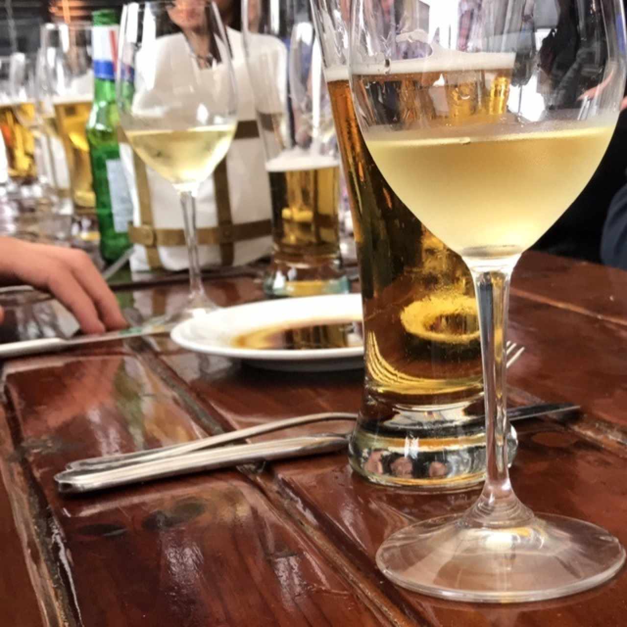 Vino de la casa y cerveza
