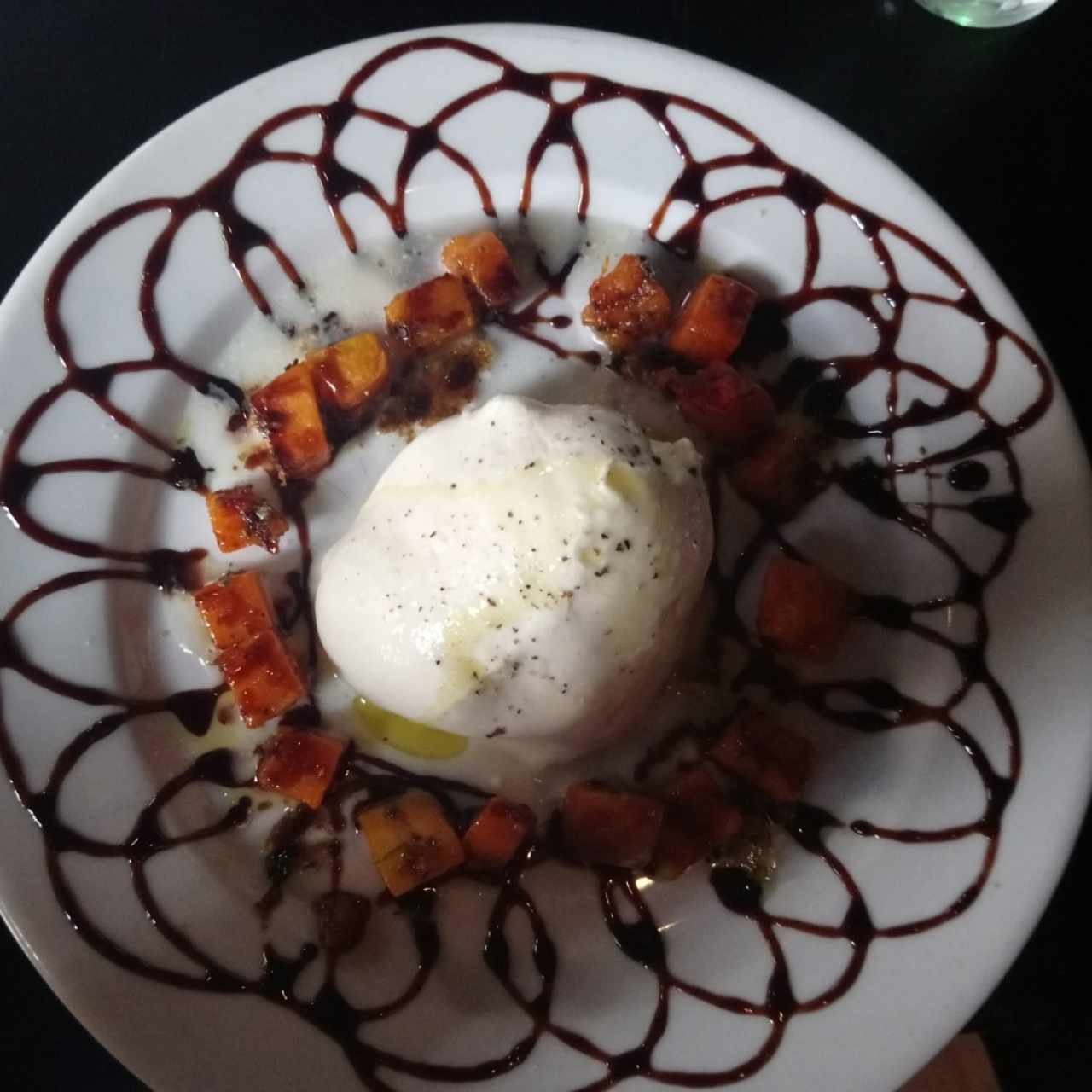 Burrata (Viene con rúgula y remolacha pero pedí removerlas) 