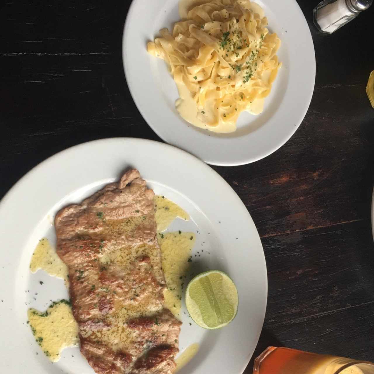 Ternera con salsa de mantequilla y limon acompañada con fetuccini Alfredo