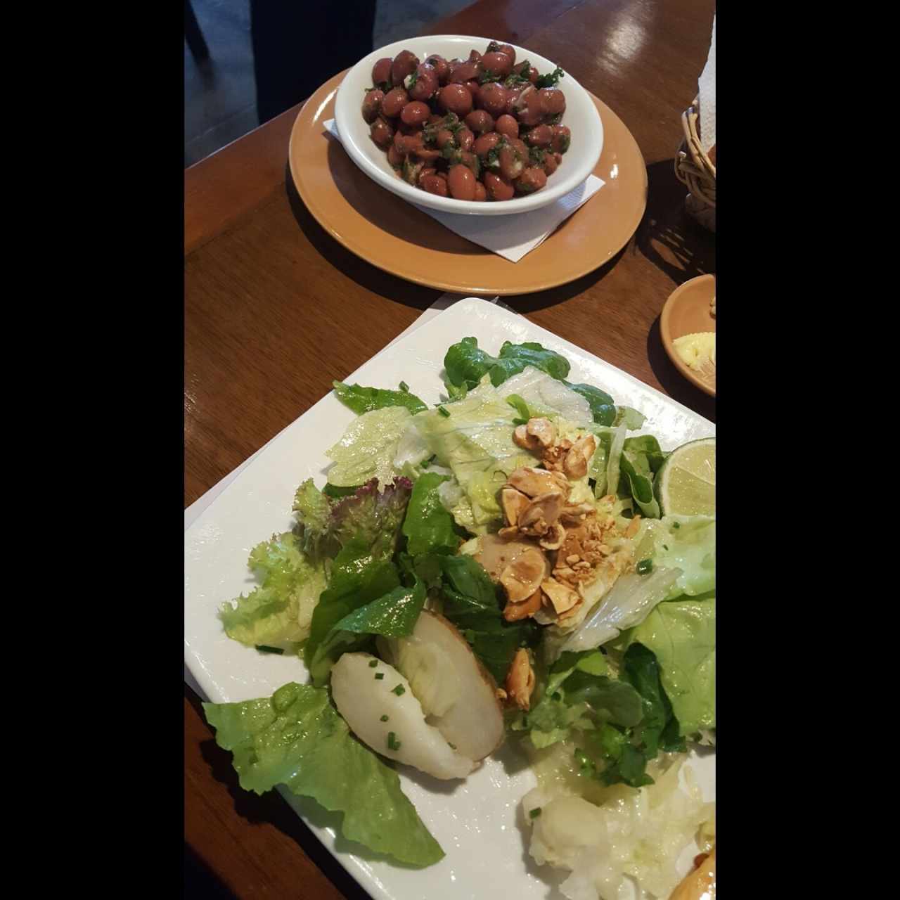ensalada y entrada de frijoles