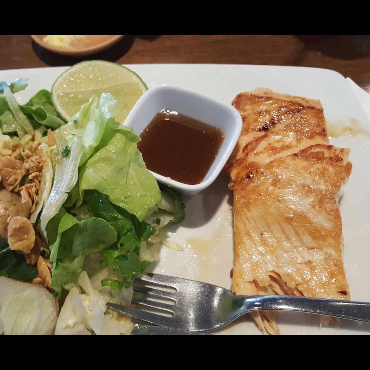 salmon,  salsa miel y ensalada