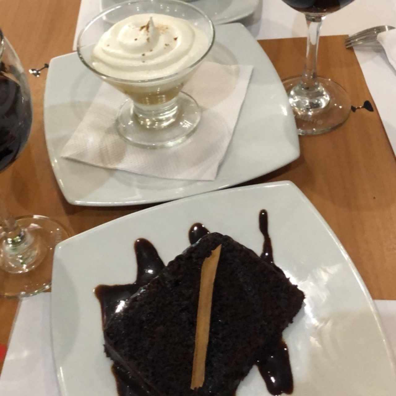 suspiro limeño y torta de chocolate