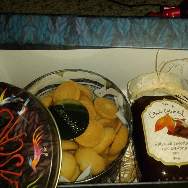 Salsa de chocolate y galletas surtidas