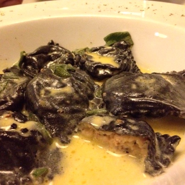 Ravioli en tinta negra con salmón 