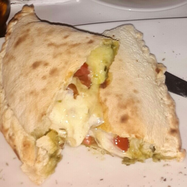 Calzone mozzarela, tomate y pesto