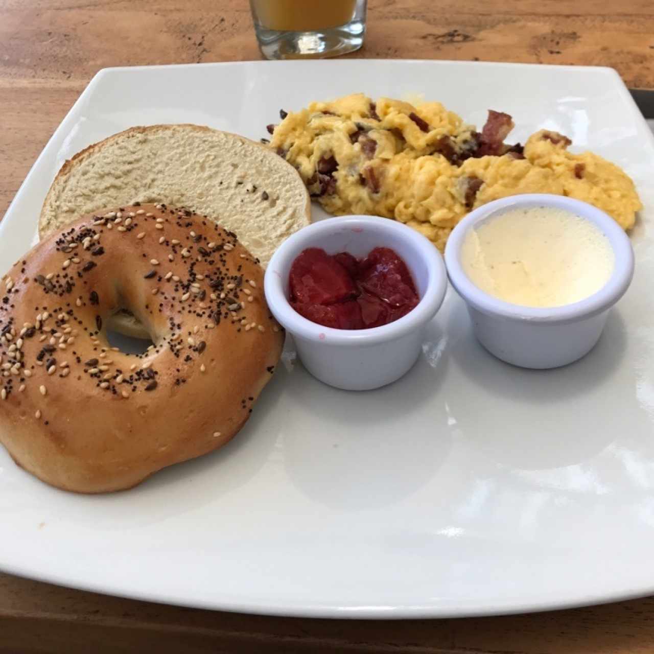 Desayuno New Orleans (huevos con tocineta ahumada y bagel de amapola y ajonjolí)