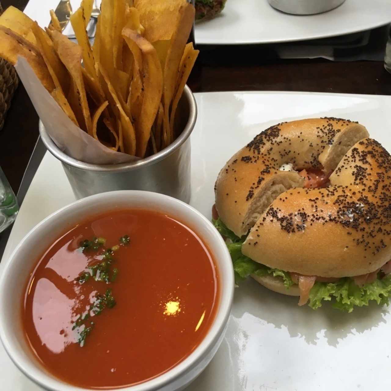 Bagels Santiago de Chile con sopa de tomate y chips de plátano