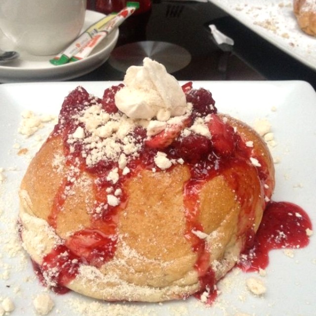 Roscón de frutos rojos y merengue