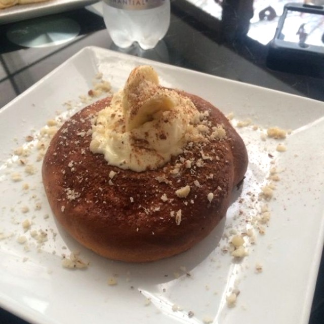 Roscón de bananitos, almendras y crema de chantilli