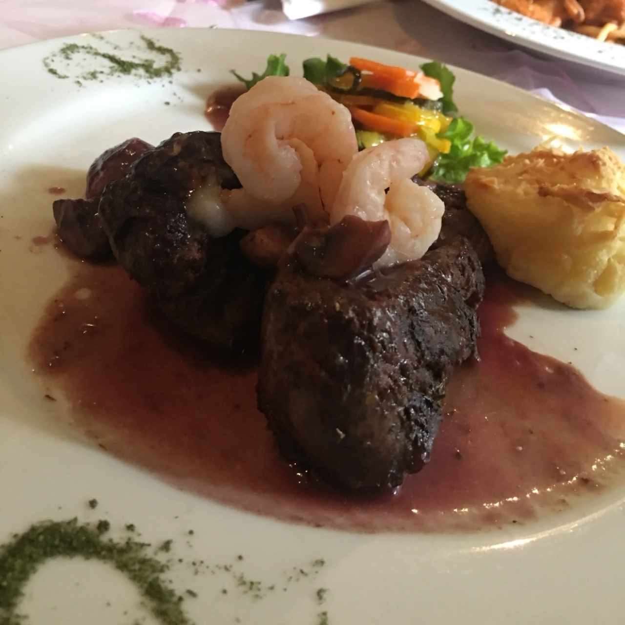 “medalla la bruja” lomo fino en salsa de res, con salsa de oporto, camarones y champiñones 